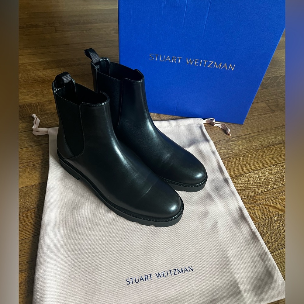 Stuart Weitzman DYLAN CHELSEA BOOTIE size 8- new in box!